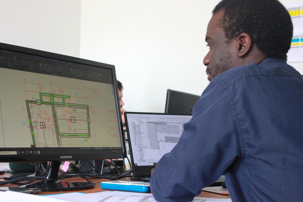 Membre de XStructures faisant des plans sur son ordinateur.